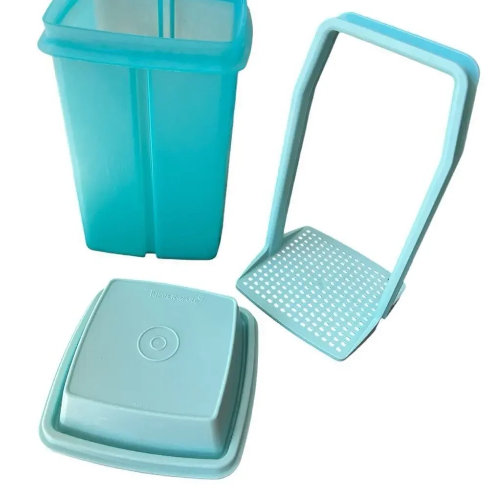 Tupperware pickle keeper, with pull up strainer